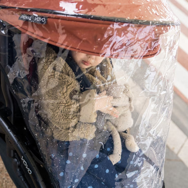 Capa de Chuva para Assento Stokke YOYO⁵ transparente e leve, com 4 pontos de fixação e cobertura envolvente para proteger a criança da chuva.