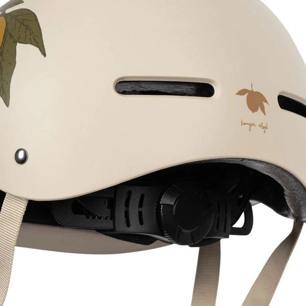 Capacete infantil XS Konges Sløjd para perímetro de cabeça de 47 a 51 cm, com viseira, ventilação e sistema de ajuste regulável.
Sweet and Sour