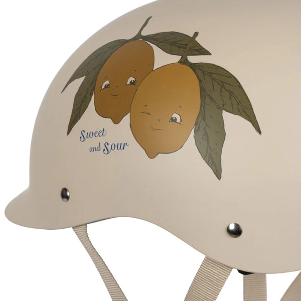 Capacete infantil XS Konges Sløjd para perímetro de cabeça de 47 a 51 cm, com viseira, ventilação e sistema de ajuste regulável.
Sweet and Sour