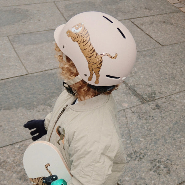 Capacete infantil XS Konges Sløjd para perímetro de cabeça de 47 a 51 cm, com viseira, ventilação e sistema de ajuste regulável.
Tiger.