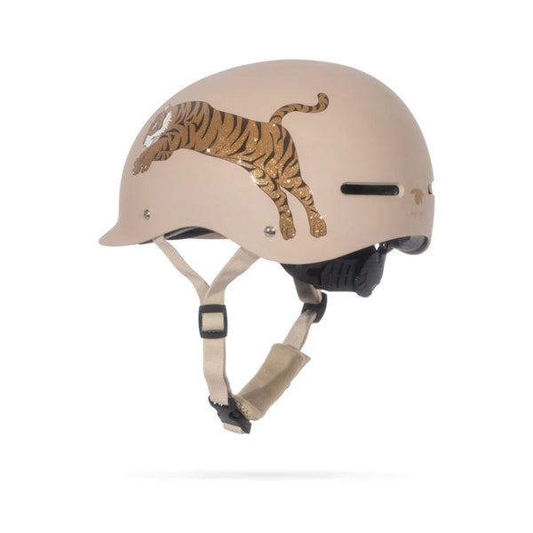 Capacete infantil XS Konges Sløjd para perímetro de cabeça de 47 a 51 cm, com viseira, ventilação e sistema de ajuste regulável.
Tiger.
