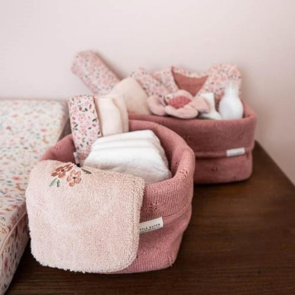 Cesto Grande Essentials em algodão orgânico Pure Pink Blush com laterais reforçadas e aba dobrável para organizar os essenciais do bebé.
