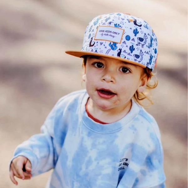 Chapeu Bone Hello Hossy padrão lama laranja branco e azul