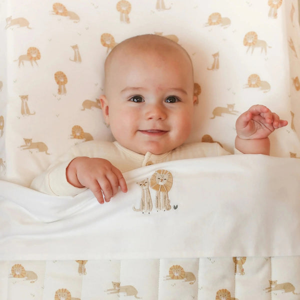 Colcha para Mini Berço Little Dutch em algodão orgânico com acabamento acolchoado, disponível em Safari Leo.