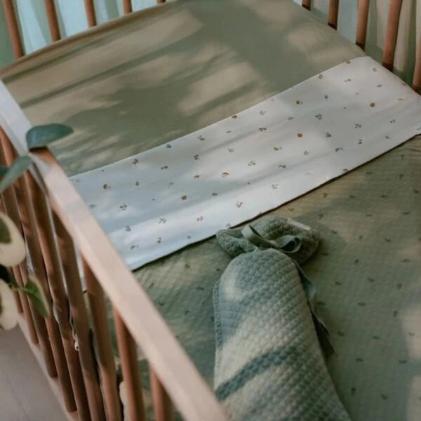 Colcha de Verão para Cama de Grades Essentials Little Dutch 110 × 140 cm em algodão orgânico, TOG 1.0 e padrão Pure Sage.