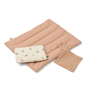 Conjunto de cama Joan para bonecas e peluches com edredão e almofada em 100% algodão orgânico, ideal para brincadeiras de faz de conta.
