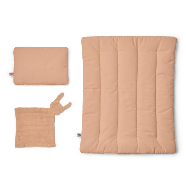 Conjunto de cama Joan para bonecas e peluches com edredão e almofada em 100% algodão orgânico, ideal para brincadeiras de faz de conta.