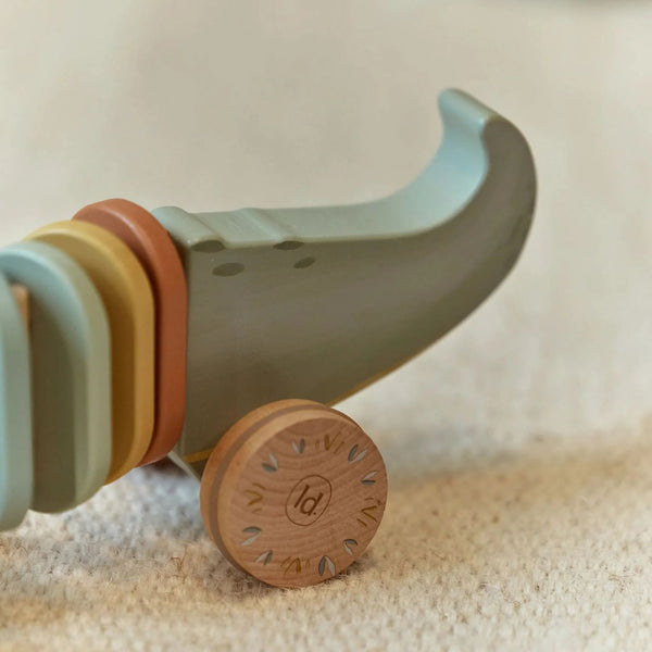 Crocodilo de Puxar Safari Friends em madeira, com rodas resistentes, argolas decorativas e pequeno pássaro, brinquedo para estimular a motricidade infantil.