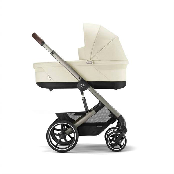 CYBEX BALIOS S LUX TAUPE, carrinho de bebé premium com suspensão avançada, rodas antifuros, reclinação totalmente horizontal, arnês One-Pull e compatibilidade com cadeiras auto CYBEX, Maxi-Cosi e BeSafe desde o nascimento até aos 22 kg. Seashell Beige