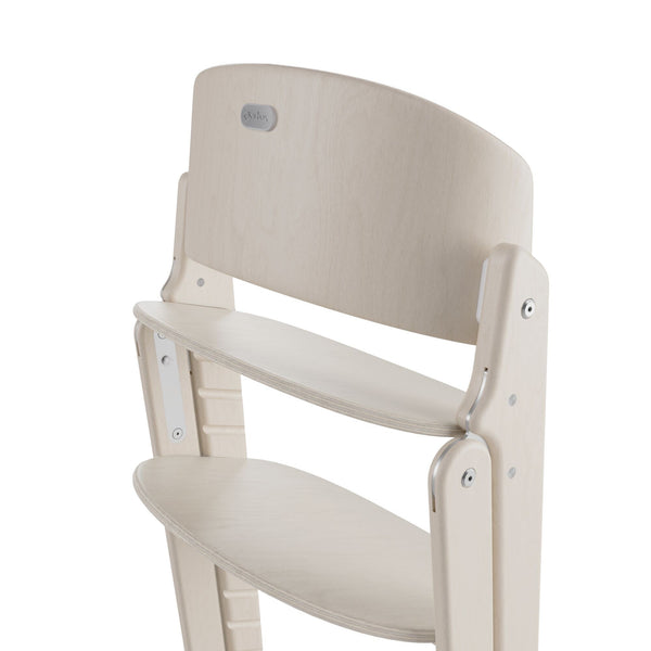 Cadeira CYBEX Click & Fold em madeira de faia sustentável, dobrável e compacta, com assento e apoio para os pés ajustáveis e posição ergonómica. All Natural