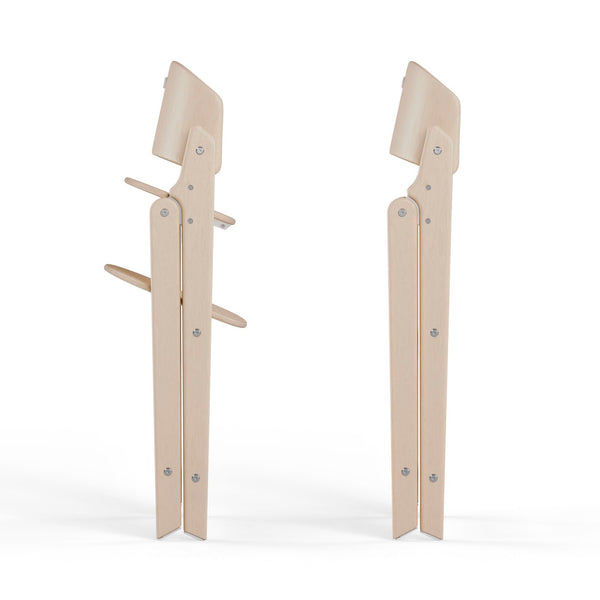Cadeira CYBEX Click & Fold em madeira de faia sustentável, dobrável e compacta, com assento e apoio para os pés ajustáveis e posição ergonómica. All Natural