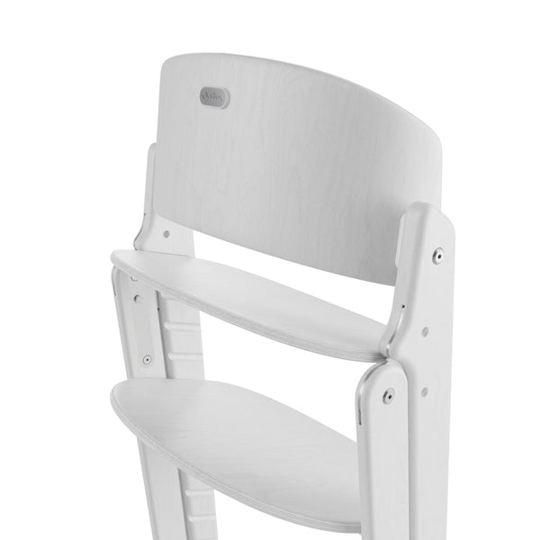 Cadeira CYBEX Click & Fold em madeira de faia sustentável, dobrável e compacta, com assento e apoio para os pés ajustáveis e posição ergonómica. All White