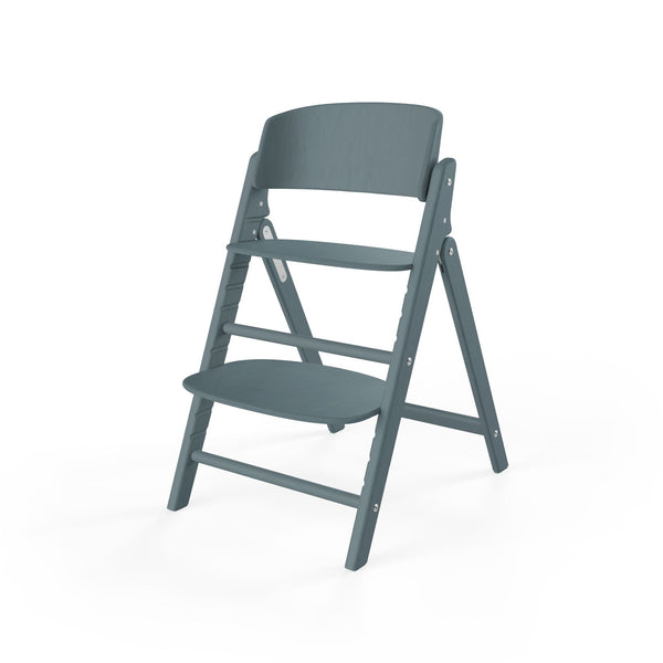 Cadeira CYBEX Click & Fold em madeira de faia sustentável, dobrável e compacta, com assento e apoio para os pés ajustáveis e posição ergonómica. Sone Blue