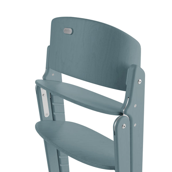 Cadeira CYBEX Click & Fold em madeira de faia sustentável, dobrável e compacta, com assento e apoio para os pés ajustáveis e posição ergonómica. Sone Blue