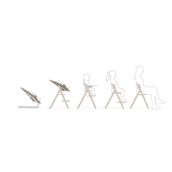 Cadeira CYBEX Click & Fold em madeira de faia sustentável, dobrável e compacta, com assento e apoio para os pés ajustáveis e posição ergonómica. Sone Blue