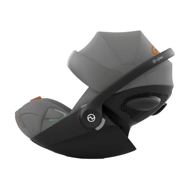 Cadeira auto CYBEX Cloud G i-Size com posição totalmente horizontal, sistema de proteção linear contra impactos laterais, ventilação integrada e compatível com Base G ISOFIX para bebés dos 40 aos 87 cm.