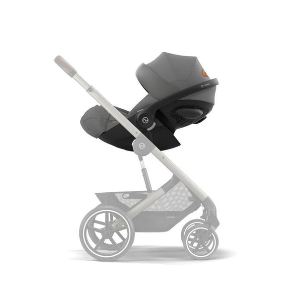 Cadeira auto CYBEX Cloud G i-Size com posição totalmente horizontal, sistema de proteção linear contra impactos laterais, ventilação integrada e compatível com Base G ISOFIX para bebés dos 40 aos 87 cm.