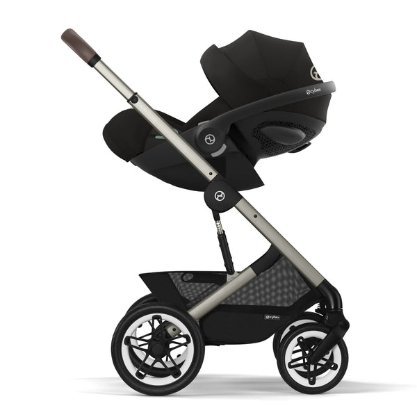 Cadeira auto CYBEX Cloud G Plus i-Size com reclinação totalmente horizontal, tecido em malha respirável, proteção lateral L.S.P., capota UPF50+ e compatível com Base G ISOFIX para bebés dos 40 aos 87 cm.