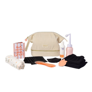 Kit de Maternidade Doomoo Vanity com 8 essenciais para o pós-parto, incluindo cuecas pós-parto, almofada calmante, bidé portátil, gel íntimo e musselina em algodão biológico.