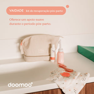 Kit de Maternidade Doomoo Vanity com 8 essenciais para o pós-parto, incluindo cuecas pós-parto, almofada calmante, bidé portátil, gel íntimo e musselina em algodão biológico.
