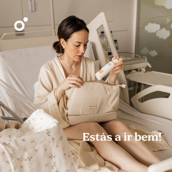 Kit de Maternidade Doomoo Vanity com 8 essenciais para o pós-parto, incluindo cuecas pós-parto, almofada calmante, bidé portátil, gel íntimo e musselina em algodão biológico.