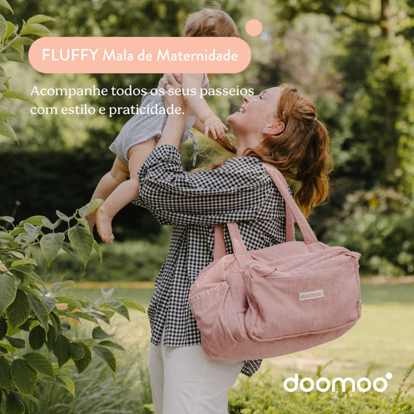 Mala de Maternidade Doomoo Fluffy em bombazine com 24 litros de capacidade, bolsa removível, muda-fraldas, bolsa térmica e acessórios para organizar todas as saídas com o bebé. Pink