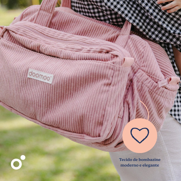Mala de Maternidade Doomoo Fluffy em bombazine com 24 litros de capacidade, bolsa removível, muda-fraldas, bolsa térmica e acessórios para organizar todas as saídas com o bebé. Pink