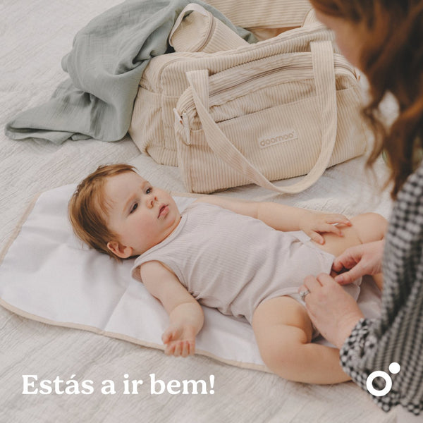 Mala de Maternidade Doomoo Fluffy em bombazine com 24 litros de capacidade, bolsa removível, muda-fraldas, bolsa térmica e acessórios para organizar todas as saídas com o bebé. Sand