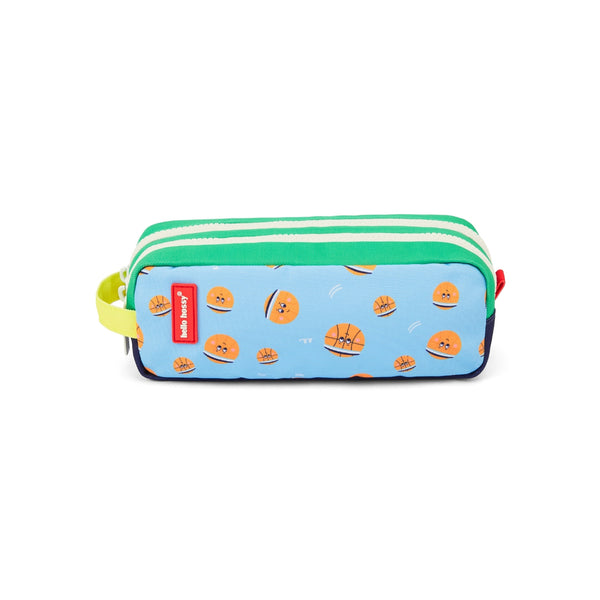 Estojo Duplo Hello Hossy em poliéster reciclado, com dois compartimentos independentes, tecido impermeável, fechos resistentes e capacidade de 1,4 litros para material escolar. Bball Crew