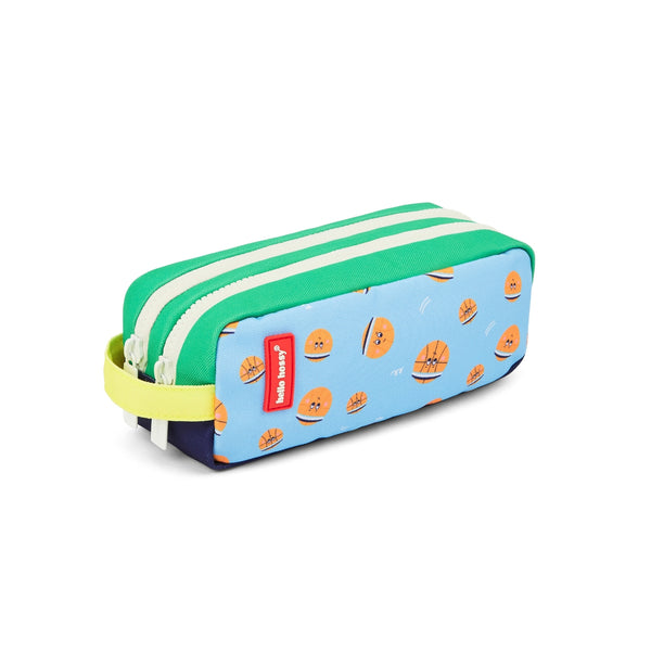 Estojo Duplo Hello Hossy em poliéster reciclado, com dois compartimentos independentes, tecido impermeável, fechos resistentes e capacidade de 1,4 litros para material escolar. Bball Crew