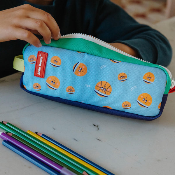 Estojo Duplo Hello Hossy em poliéster reciclado, com dois compartimentos independentes, tecido impermeável, fechos resistentes e capacidade de 1,4 litros para material escolar. Bball Crew