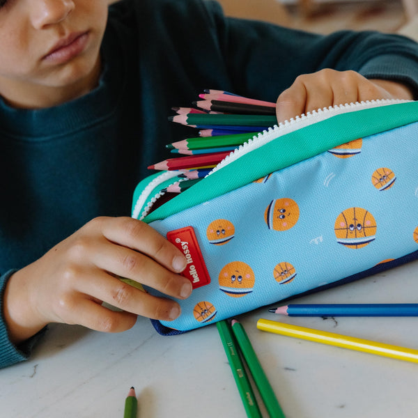 Estojo Duplo Hello Hossy em poliéster reciclado, com dois compartimentos independentes, tecido impermeável, fechos resistentes e capacidade de 1,4 litros para material escolar. Bball Crew