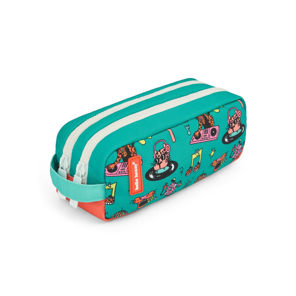 Estojo Duplo Hello Hossy em poliéster reciclado, com dois compartimentos independentes, tecido impermeável, fechos resistentes e capacidade de 1,4 litros para material escolar. Disco Roar