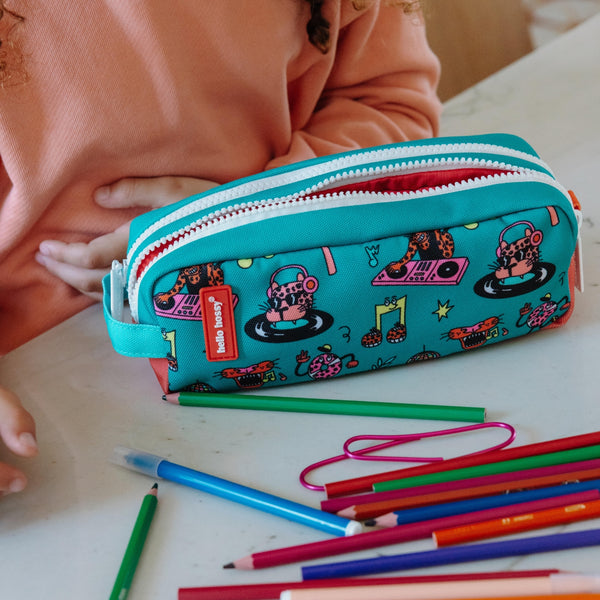 Estojo Duplo Hello Hossy em poliéster reciclado, com dois compartimentos independentes, tecido impermeável, fechos resistentes e capacidade de 1,4 litros para material escolar. Disco Roar