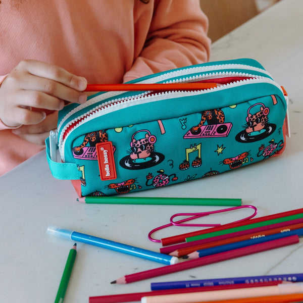Estojo Duplo Hello Hossy em poliéster reciclado, com dois compartimentos independentes, tecido impermeável, fechos resistentes e capacidade de 1,4 litros para material escolar. Disco Roar