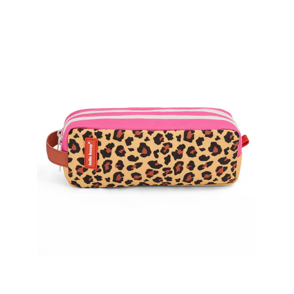 Estojo Duplo Hello Hossy em poliéster reciclado, com dois compartimentos independentes, tecido impermeável, fechos resistentes e capacidade de 1,4 litros para material escolar. Leopard