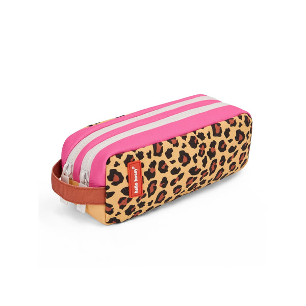 Estojo Duplo Hello Hossy em poliéster reciclado, com dois compartimentos independentes, tecido impermeável, fechos resistentes e capacidade de 1,4 litros para material escolar. Leopard