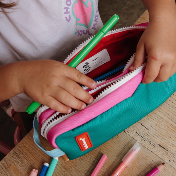 Estojo Duplo Hello Hossy em poliéster reciclado, com dois compartimentos independentes, tecido impermeável, fechos resistentes e capacidade de 1,4 litros para material escolar. Mini Ali