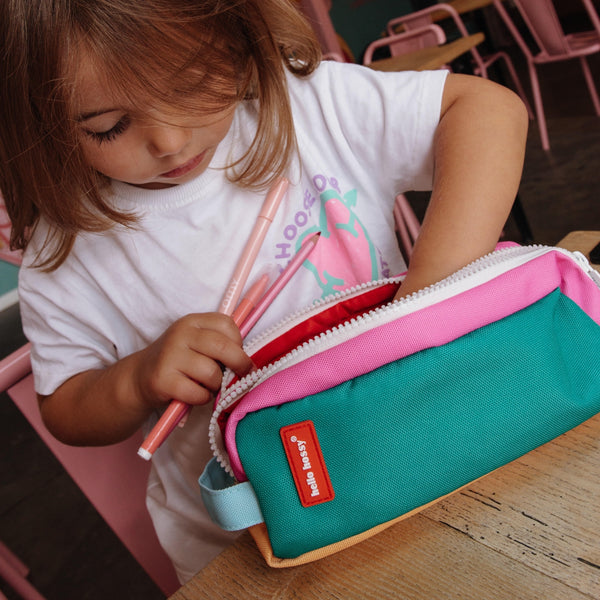 Estojo Duplo Hello Hossy em poliéster reciclado, com dois compartimentos independentes, tecido impermeável, fechos resistentes e capacidade de 1,4 litros para material escolar. Mini Ali