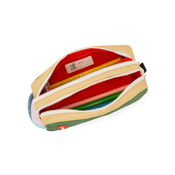 Estojo Duplo Hello Hossy em poliéster reciclado, com dois compartimentos independentes, tecido impermeável, fechos resistentes e capacidade de 1,4 litros para material escolar. Mini Green Lake