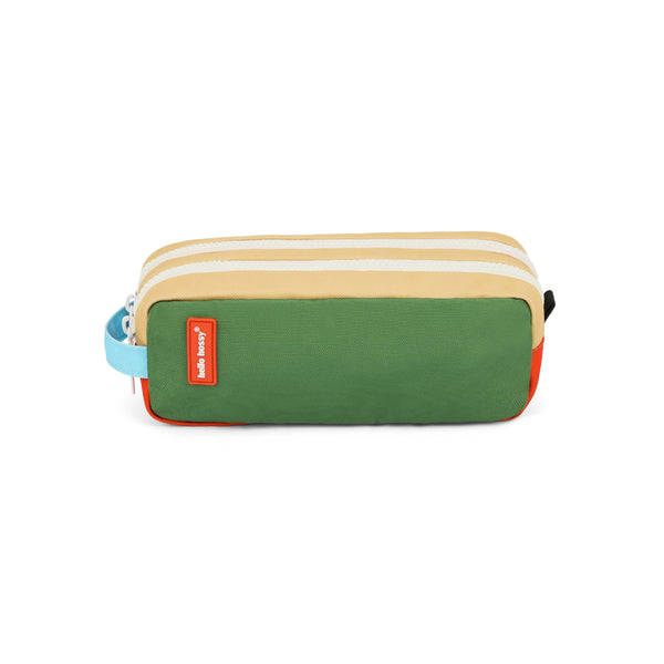 Estojo Duplo Hello Hossy em poliéster reciclado, com dois compartimentos independentes, tecido impermeável, fechos resistentes e capacidade de 1,4 litros para material escolar. Mini Green Lake