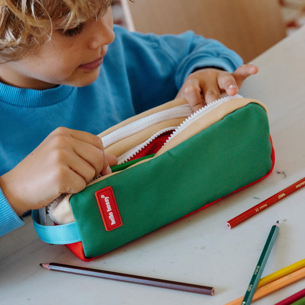Estojo Duplo Hello Hossy em poliéster reciclado, com dois compartimentos independentes, tecido impermeável, fechos resistentes e capacidade de 1,4 litros para material escolar. Mini Green Lake