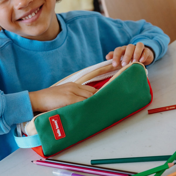 Estojo Duplo Hello Hossy em poliéster reciclado, com dois compartimentos independentes, tecido impermeável, fechos resistentes e capacidade de 1,4 litros para material escolar. Mini Green Lake