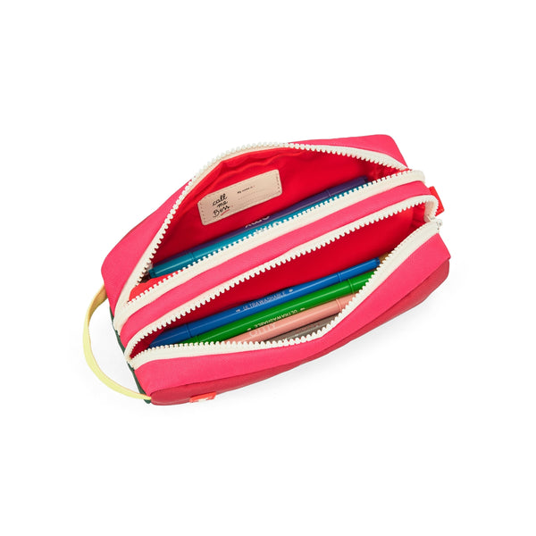 Estojo Duplo Hello Hossy em poliéster reciclado, com dois compartimentos independentes, tecido impermeável, fechos resistentes e capacidade de 1,4 litros para material escolar. Mini pasteque