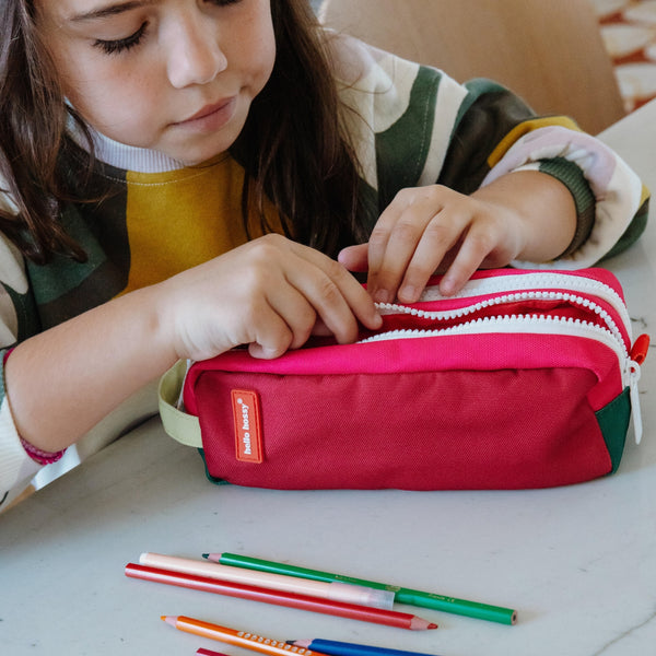 Estojo Duplo Hello Hossy em poliéster reciclado, com dois compartimentos independentes, tecido impermeável, fechos resistentes e capacidade de 1,4 litros para material escolar. Mini pasteque