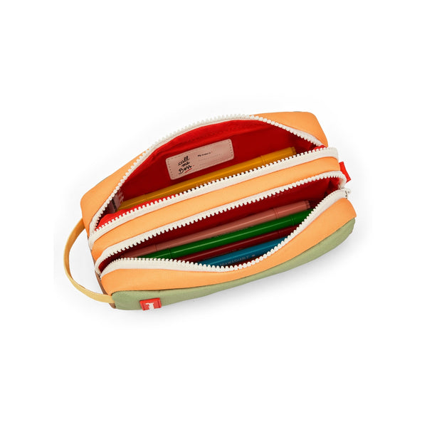 Estojo Duplo Hello Hossy em poliéster reciclado, com dois compartimentos independentes, tecido impermeável, fechos resistentes e capacidade de 1,4 litros para material escolar. Mini Safari