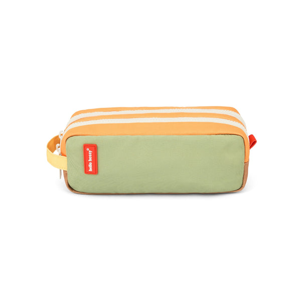 Estojo Duplo Hello Hossy em poliéster reciclado, com dois compartimentos independentes, tecido impermeável, fechos resistentes e capacidade de 1,4 litros para material escolar. Mini Safari