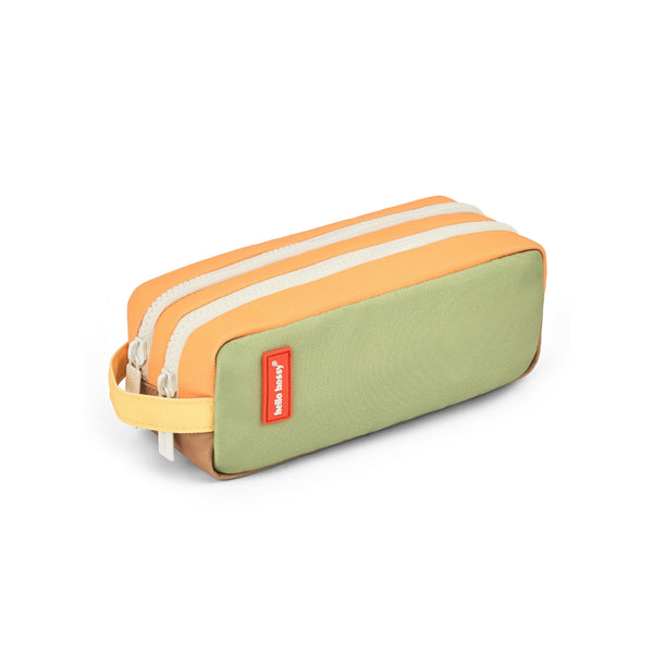 Estojo Duplo Hello Hossy em poliéster reciclado, com dois compartimentos independentes, tecido impermeável, fechos resistentes e capacidade de 1,4 litros para material escolar. Mini Safari