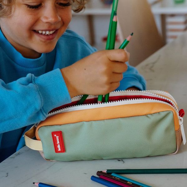 Estojo Duplo Hello Hossy em poliéster reciclado, com dois compartimentos independentes, tecido impermeável, fechos resistentes e capacidade de 1,4 litros para material escolar. Mini Safari