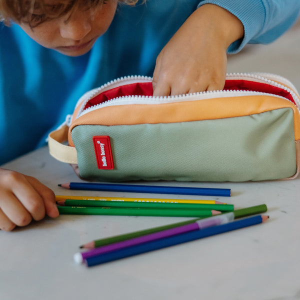 Estojo Duplo Hello Hossy em poliéster reciclado, com dois compartimentos independentes, tecido impermeável, fechos resistentes e capacidade de 1,4 litros para material escolar. Mini Safari
